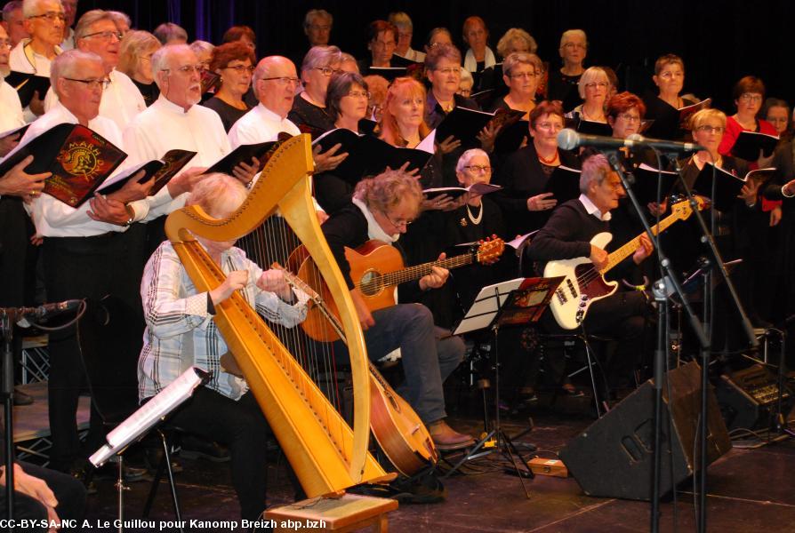 L'Ensemble Choral Kanomp Breizh sous la direction de Jean-Marie Airault.