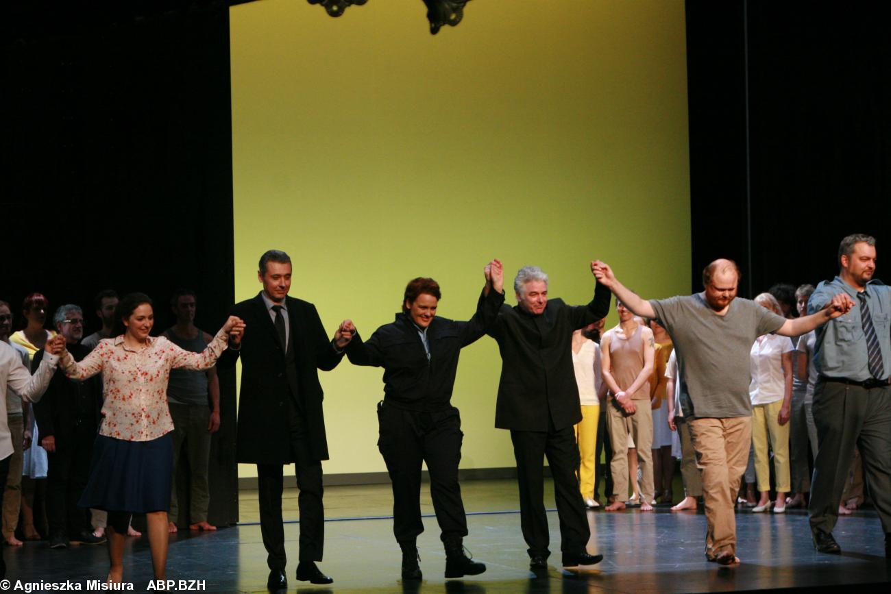 De la gauche : Olivia Doray(  Marzelline) ; Anton Keremidtchiev (Don Pizzaro); Claudia Iten ( Leonore); Grant LLewellyn ( directeur musicale); 
Martin Homrich ( Florestan); Christian Hubner ( Rocco)