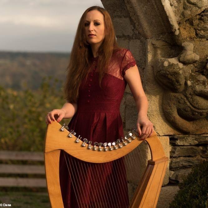 Dana, chant et harpe celtique.