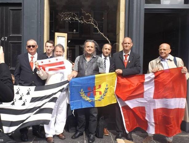 Avec la Savoie, la Kabylie et le sénateur Paul Srauss de Washington DC (drapeau bandes et étoiles rouges) Avec la Savoie, la Kabylie et le sénateur Paul Srauss de Washington DC (drapeau bandes et étoiles rouges)