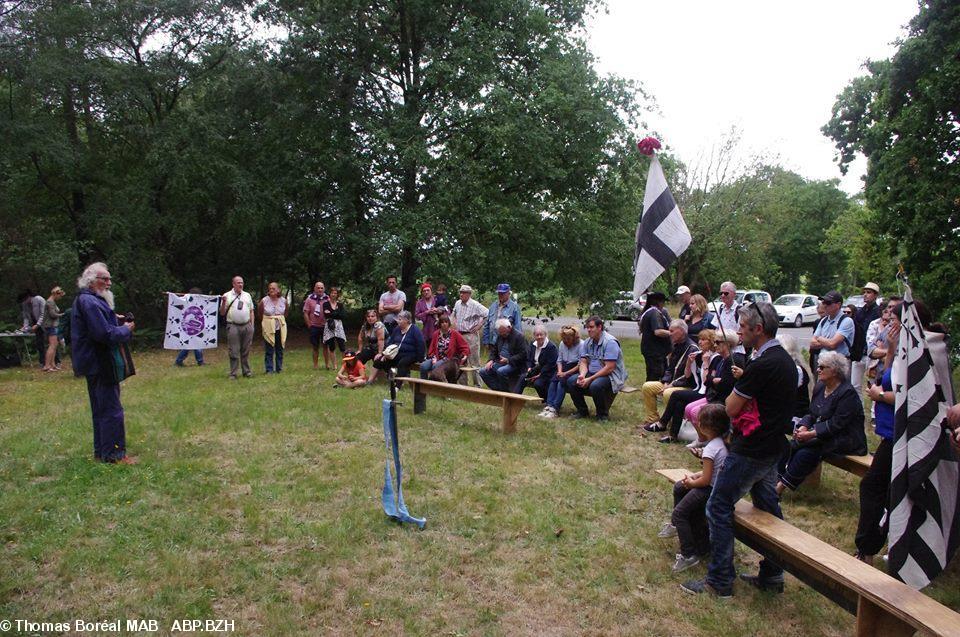 Michel Chauvin devant les participants de la commémoration Michel Chauvin devant les participants de la commémoration