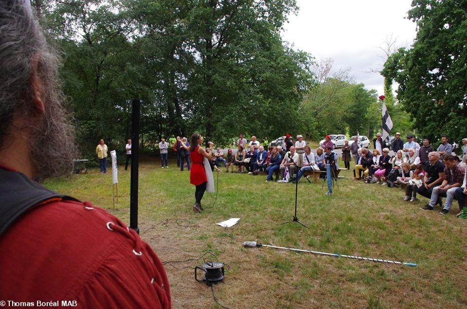 Klaris chante devant les participants de la commémoration... Klaris chante devant les participants de la commémoration...