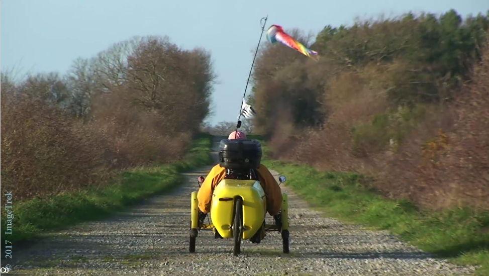 Alain Guillou sur son vélo couché