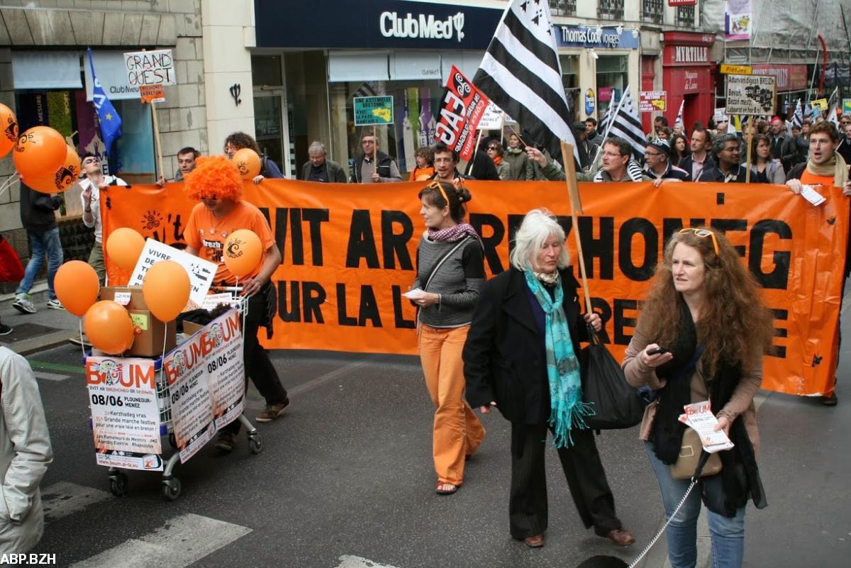 Laurence Desneaux en 2014 à une manifestation à Nantes, dans sa main des tracts "BOUM" pour le rassemblement à Roc'h Trédudon commémorant un soi-disant attentat FLB en 1974.
