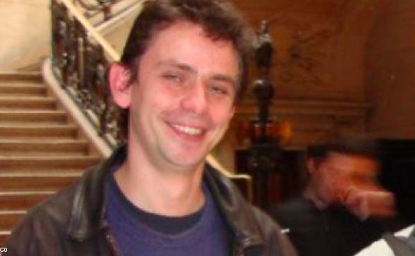 Gael Roblin à la sortie du tribunal de Paris (la photo a été recadrée, nous sous excusons auprès des deux autres personnes qui se trouvaient sur cette photo par inadvertance lors de la publication de cet article).