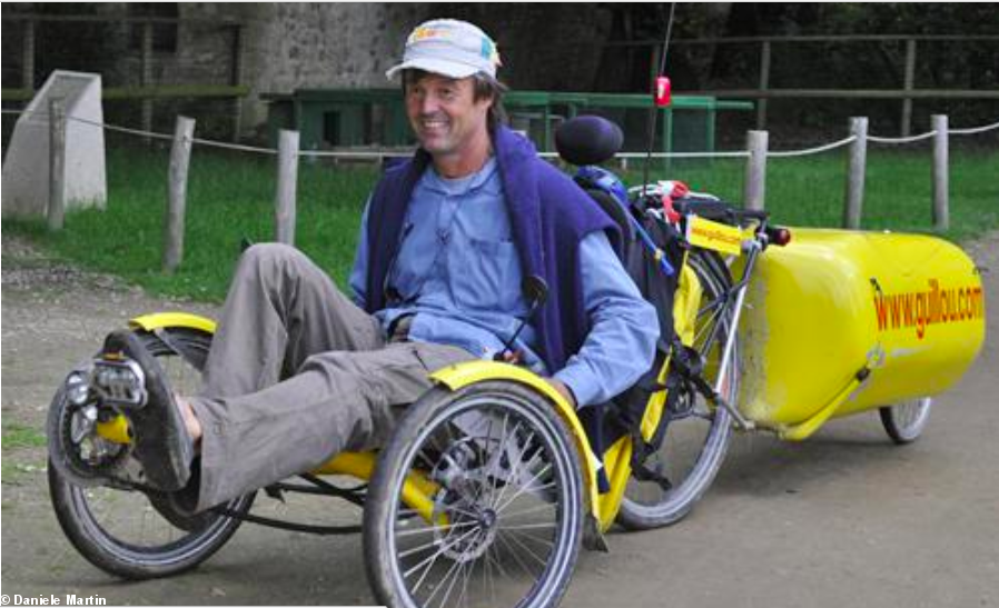 Nicola Hulot sur le vélo d'Alain Guillou (photo archives Alain Guillou) ou quand la réalité n'est pas toujours à l'image que l'on veut donner.