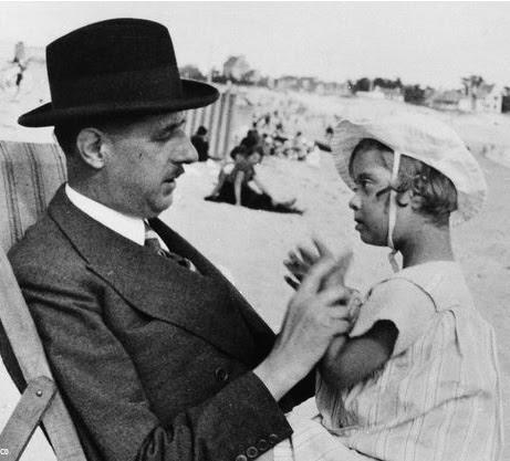 Le général De Gaulle en vacances en Bretagne à Carnac, sur la plage avec sa fille trisomique Anne. Il aurait eu une affection particulière pour Saint-Anne d'Auray et aurait choisit d'appeler sa fille  "Anne" pour cette raison.(photo archives historiques, fondation Anne De Gaulle)