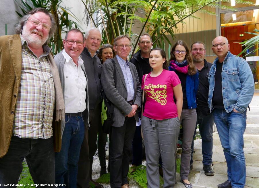 Présentation de la Redadeg hier à Quimper : Gweltaz Ar Fur (musicien co-fondateur des écoles Diwan); René Marchand (groupe Dremmwel); Bernez ar Rouz, de Ti ar Vro Kemper, asso organisatrice du Colloque international; Vefa Guenegan, Ville de Quimper, salariée, langue bretonne; Tangi Louarn (kevre breizh) co-organisateur du colloque international; Lors Calippe, Coordinateur Redadeg Kemper, Tifenn Siret (coordinatrice de la Redadeg ); Noémie Delaye, Burev Ti Ar Vro Kemper; David Ansquer, directeur Ti ar Vro Quimper; Dominique Le Guichaoua (groupe Dremmwel). Absente sur la photo : Isabelle Le Bal (adjointe du Maire à la culture et Conseillère régionale Modem).