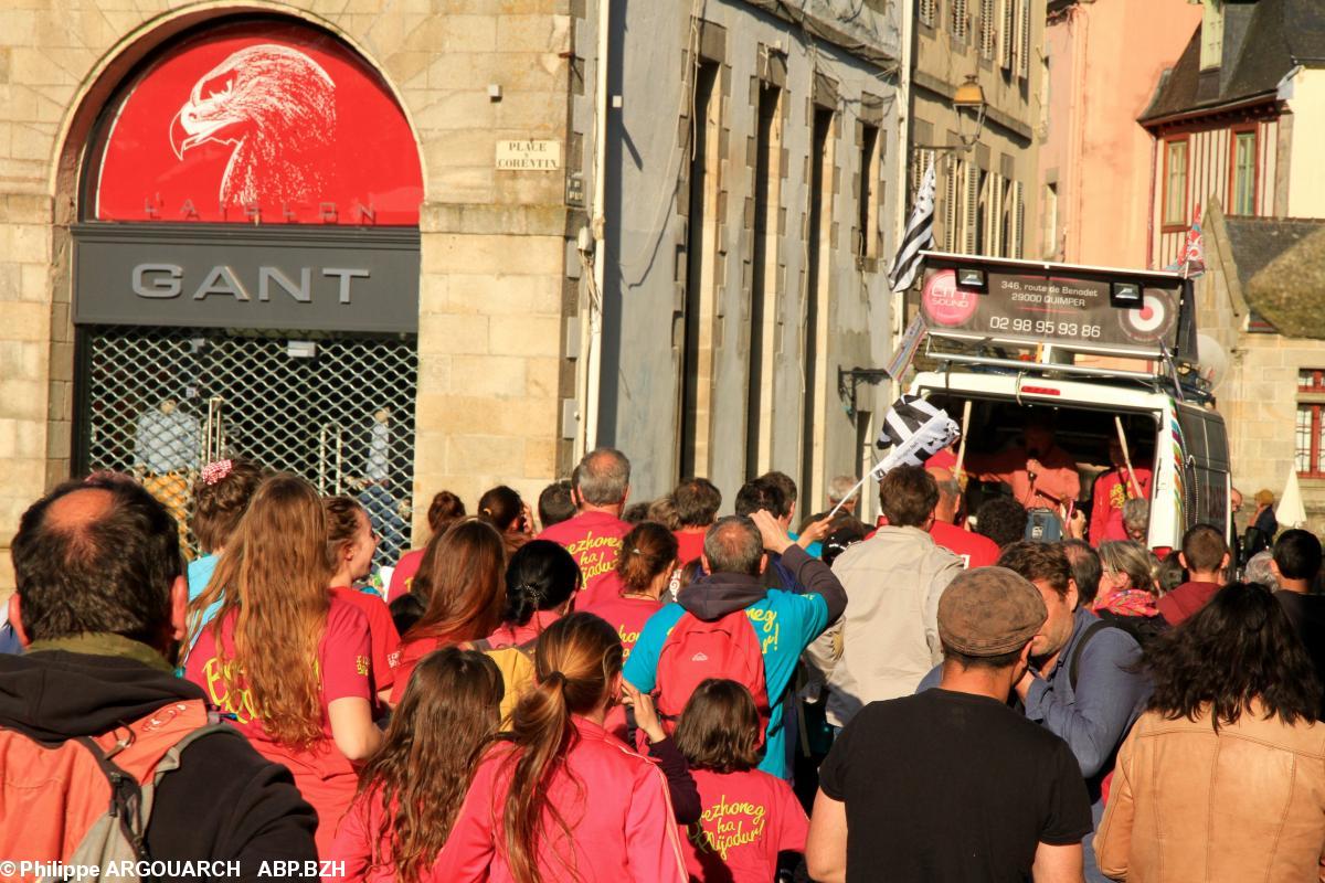 Le fameux camion de la redadeg que le coureur doit suivre. Plusieurs équipes de bénévoles se relaient jours et nuits dans ce camion pour assurer à la fois le bon passage du bâton de relai, la sécurité de la course, et l'animation.