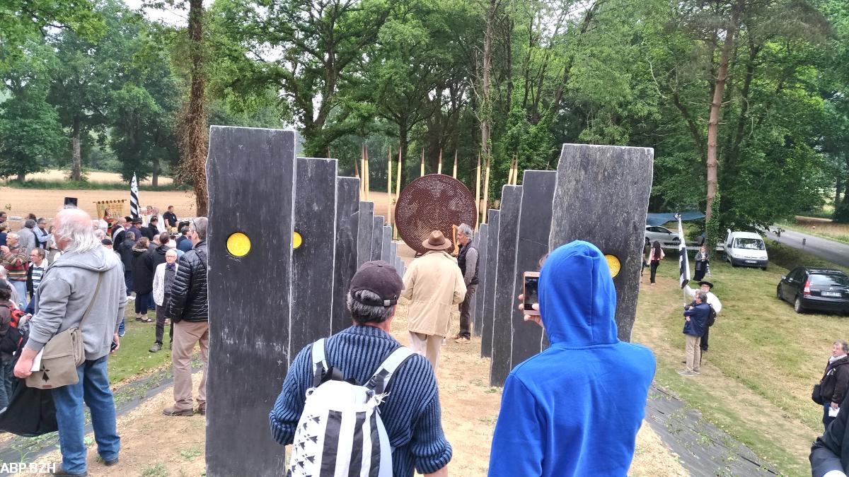 Mémorial Nomino£e, Bains/Oust. Ici la vue est prise derrière les troupes franques