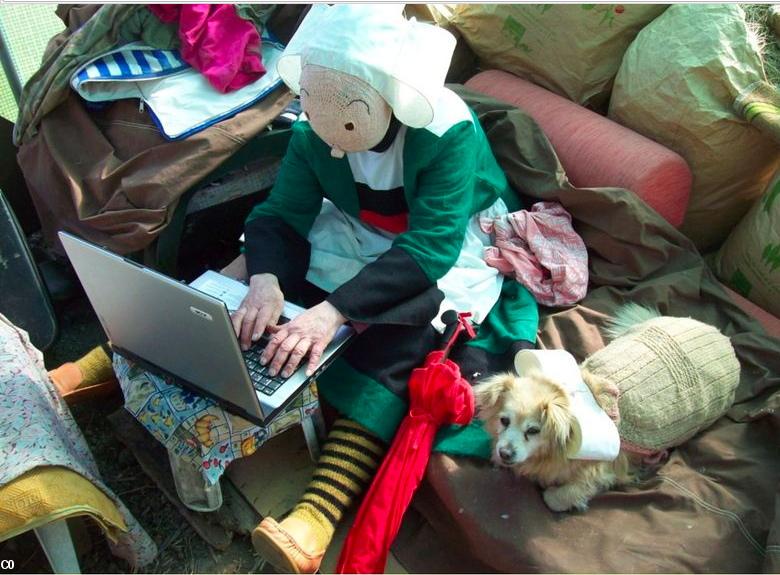 Et si la région Bretagne finançait un autre Bécassine ? Scénario proposé : Becassine reçoit un ordinateur pour Noel et part à la découverte du monde . Après moult aventures en ligne et avec la machine elle devient une experte en informatique et lance une start-up. (photo montage Liliane Blanadet)