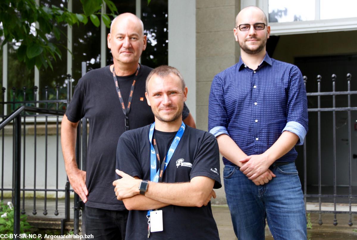 Nicolas Gonidec (au centre) entouré de ses deux ingénieurs, à gauche l'ingénieur de chez Orange.