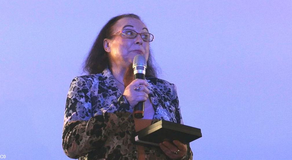 La soeur de Yann Talbot reçoit le collier de l'Hermine en son nom.