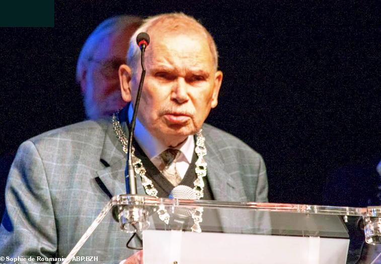 Yvon Palamour reçoit le Collier de l'Hermine