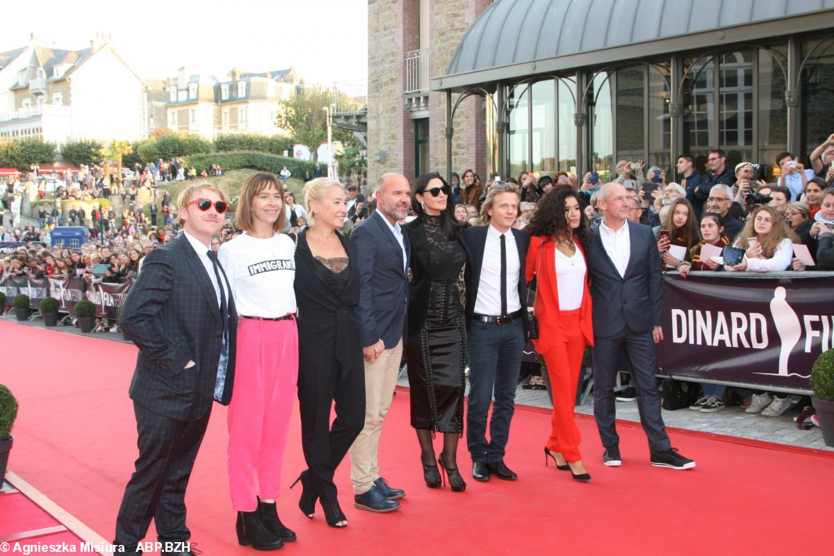 Le jury longs-métrages de la 29e édition Dinard Film Festival . De g. à dr. : Rupert Grint, Katie Dickie, Emmanuelle Bercot, Thierry Lacaze, Monica Bellucci (présidente), Alex Lutz, Sabrina Ouazani, Ian Hart.
