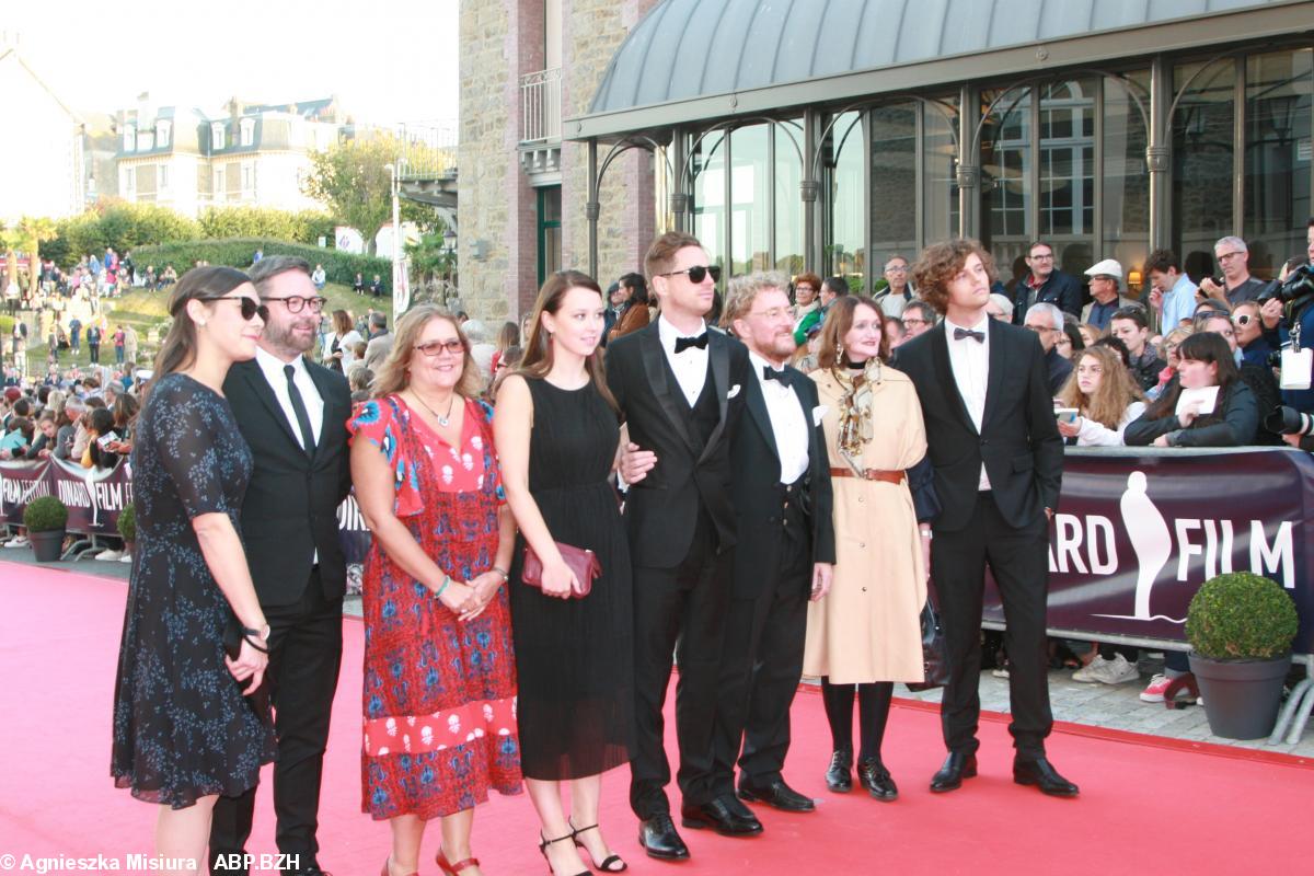 L'équipe de Jellyfish au centre le réalisateur James Gardner et l'actrice principale Liv Hill.