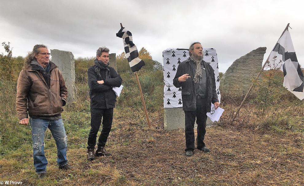 Marc Simon (sculpteur), Yann Luk Koad (lecteur du poème en breton), Jean Loup Le Cuff (Président de MAB) Marc Simon (sculpteur), Yann Luk Koad (lecteur du poème en breton), Jean Loup Le Cuff (Président de MAB)