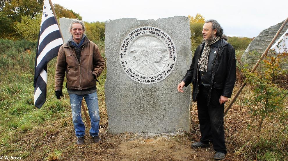 Marc Simon (sculpteur) et Jean Loup Le Cuff (Président de MAB) Marc Simon (sculpteur) et Jean Loup Le Cuff (Président de MAB)