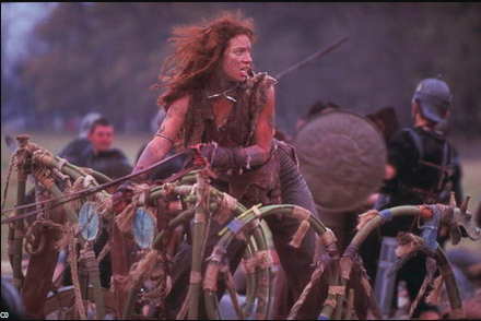 Alex Kingston dans le rôle de Boudicca dans le  film Boudicca. Chez les Celtes, avant l'invasion romaine, même les femmes portaient des armes.
