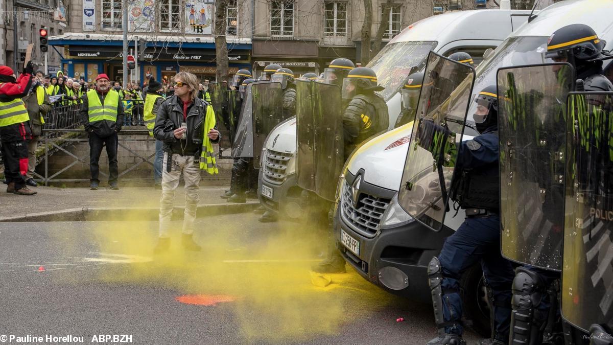 Affrontements à Quimper. Toujours devant la préfecture, le lieu d'un pouvoir non-élu, hérité de l'empire.