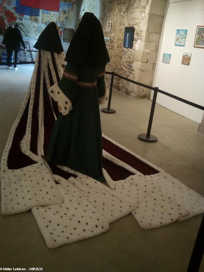Quand Anne de Bretagne, en robe d'apparat, rencontre la Roumanie à Blain
Inauguration à Blain de l'exposition France-Roumanie. Les robes de la duchesse Anne (créée par Christophe Chauveau sur les plans de Madame de Graeve, pour la 1re au 2nd plan), le clou de l'expo.