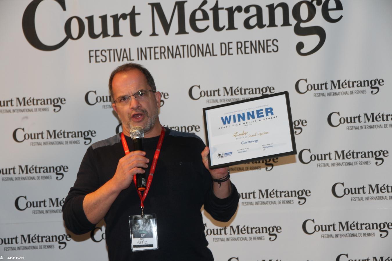 Le Méliés d'Argent pour Limbo, le prix est annoncé par Guy Astic directeur du festival Tous Courts