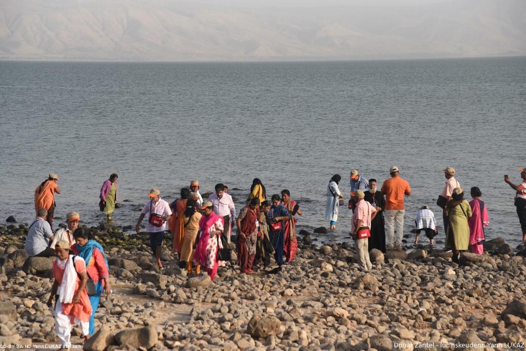 Israël, Mer de Galilée, groupe de pélerins orientaux (Inde?) Israël, Mer de Galilée, groupe de pélerins orientaux (Inde?)