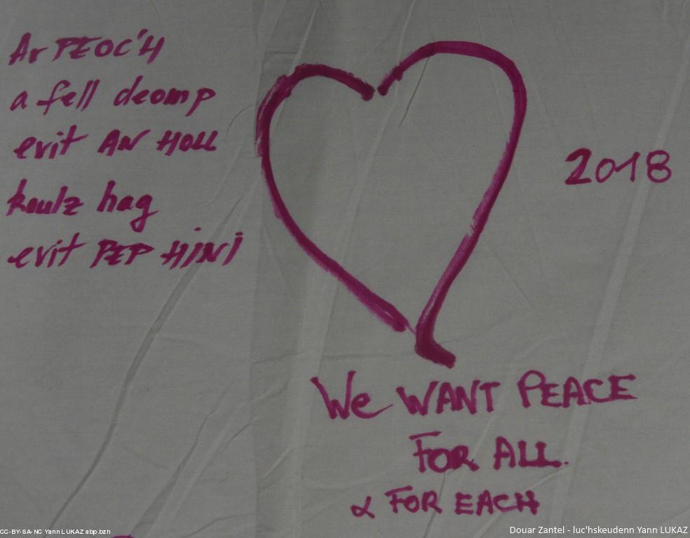 Israël, participation à un atelier de dessin (association de soutien en faveur de la paix. Phrase en anglais et en breton) Israël, participation à un atelier de dessin (association de soutien en faveur de la paix. Phrase en anglais et en breton)