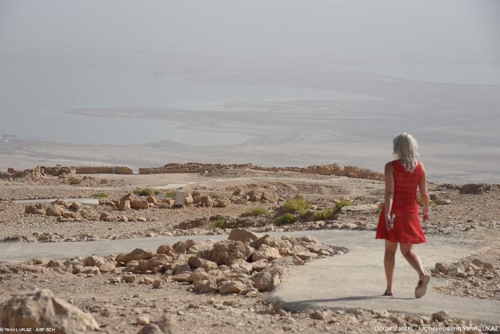 Israël, Massada: ur greñvlec'h trec'het warni ar Romaned e +73, goude ur resistañs skrijus. ("street photography!") Israël, Massada: ur greñvlec'h trec'het warni ar Romaned e +73, goude ur resistañs skrijus. ("street photography!")