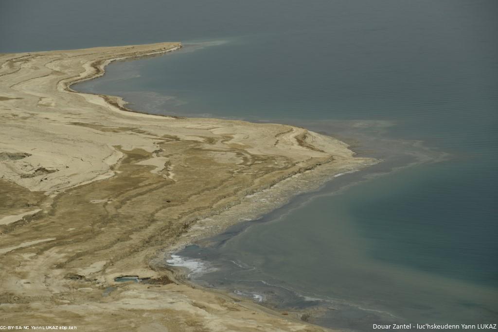 Israël, Mer Morte: le lieu le plus bas de la planète (le niveau continue de s'abaisser - évaporation, insuffisance d'apport - actuellement -410m, contre -390m il y quelques décennies)...La déprise du rivage est perceptible sur la photo. Israël, Mer Morte: le lieu le plus bas de la planète (le niveau continue de s'abaisser - évaporation, insuffisance d'apport - actuellement -410m, contre -390m il y quelques décennies)...La déprise du rivage est perceptible sur la photo.