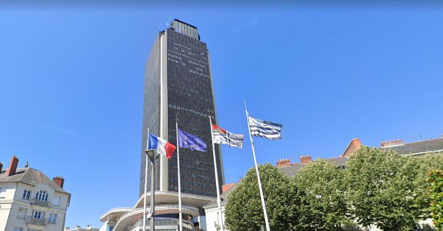 Le Gwenn ha Du, fièrement dressé en plein centre de Nantes,au pied de la Tour Bretagne