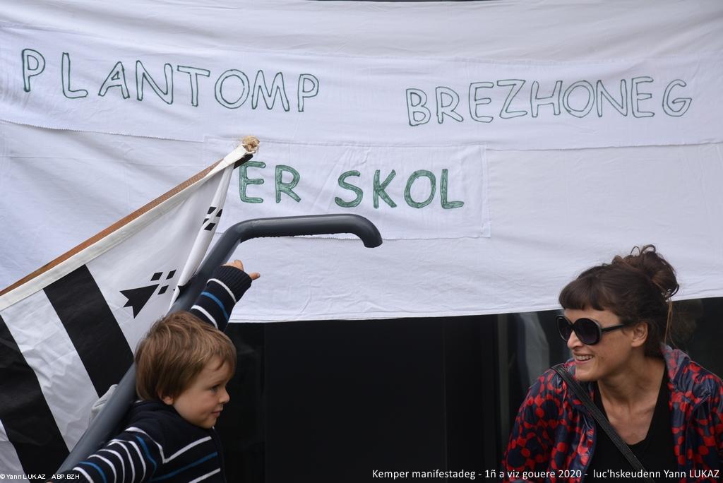 Ur bugel hag e vamm. Ur bugel hag e vamm.