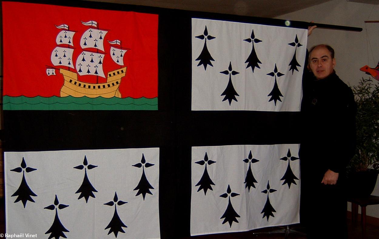 Hervé Rincel, avec le bannière de Bro Naoned, sur laquelle il a travaillé avec son ami Raphaël Vinet