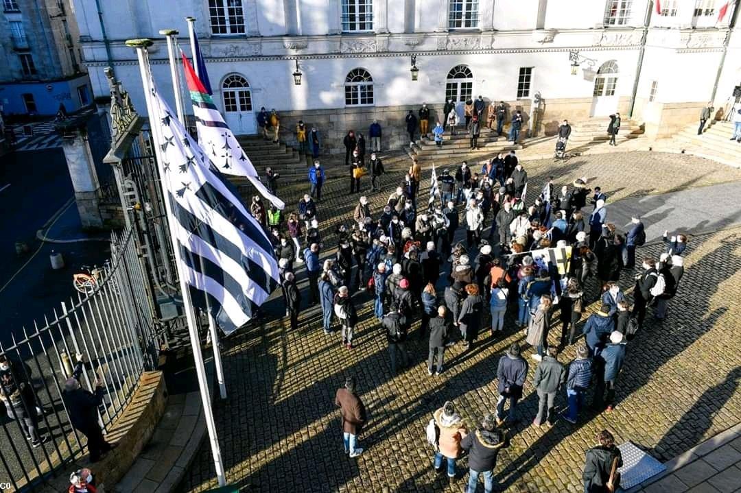 Le Gwenn ha du a été hissé le jeudi 17 décembre à 11h (Photo d’Etienne).