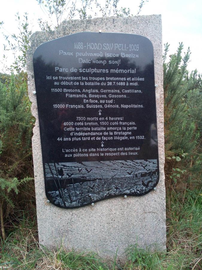 Plaque explicative en granite par le sculpteur Marc Simon.