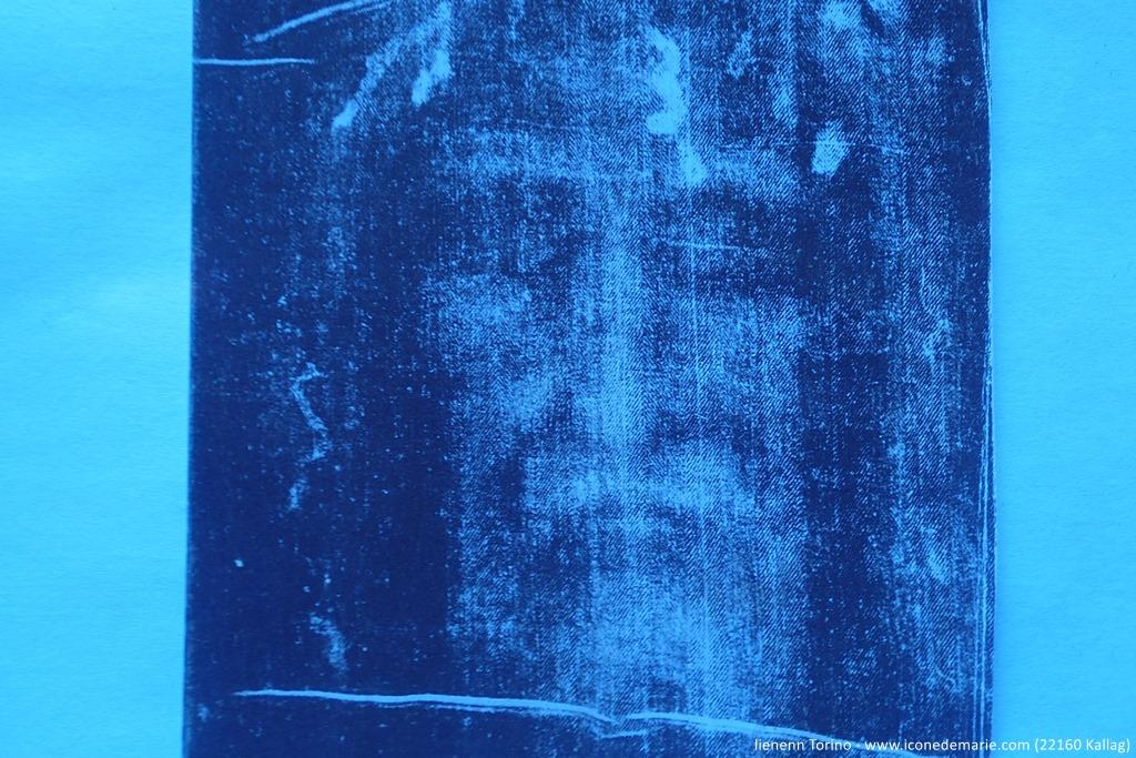 Linceul de Turin, d'après document www.iconedemarie 22160 Kallag / Callac. Visage d'homme crucifié, qui ne peut être que celui de Jésus (voir littérature sérieuse sur le sujet, y compris et surtout après la mesure du C14) .Le linceul est très certainement la pièce archéologique la plus soigneusement étudiée au monde. Le processus de production de l'image (image 3D en projection inverse) est inconnu, inexplicable, irreproductible à ce jour. Un défi aux sciences et technologies les plus avancées. Linceul de Turin, d'après document www.iconedemarie 22160 Kallag / Callac. Visage d'homme crucifié, qui ne peut être que celui de Jésus (voir littérature sérieuse sur le sujet, y compris et surtout après la mesure du C14) .Le linceul est très certainement la pièce archéologique la plus soigneusement étudiée au monde. Le processus de production de l'image (image 3D en projection inverse) est inconnu, inexplicable, irreproductible à ce jour. Un défi aux sciences et technologies les plus avancées.
