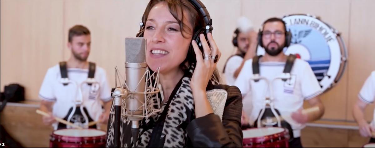 Gwennyn avec le Bgad de Lann-Bihoué lors de l’enregistrement de War an Hent.