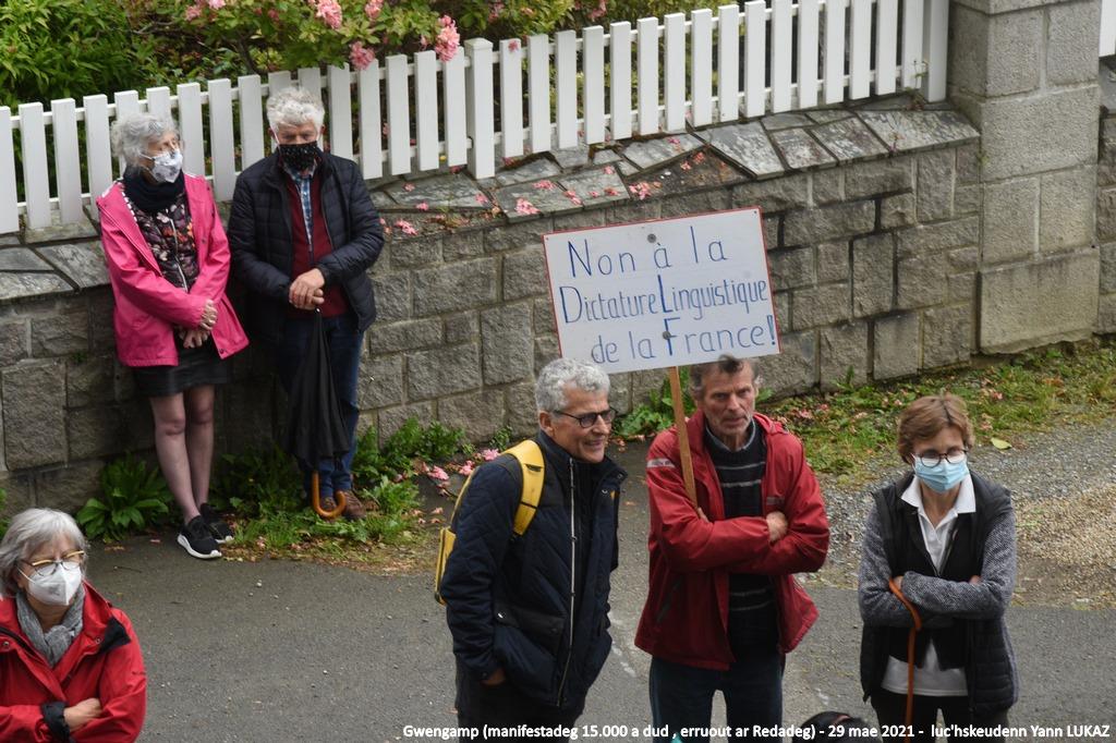 Gwengamp, 29 mae 2021. manifestadeg evit ar yezh. Redadeg 2021.  Ce couple d'habitants, d'apparence calme et déterminée, traduit bien l'ambiance générale sensible dans la manifestation. Hag ivez, skritell "Non à la dictature linguistique de la France" (ra baouezo Frañs da vrezeliñ ouzh ar yezhoù)