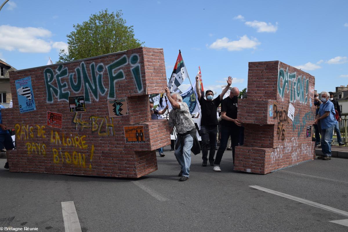 Destruction symbolique du mur séparant la Loire Atlantique des quatre autres départements