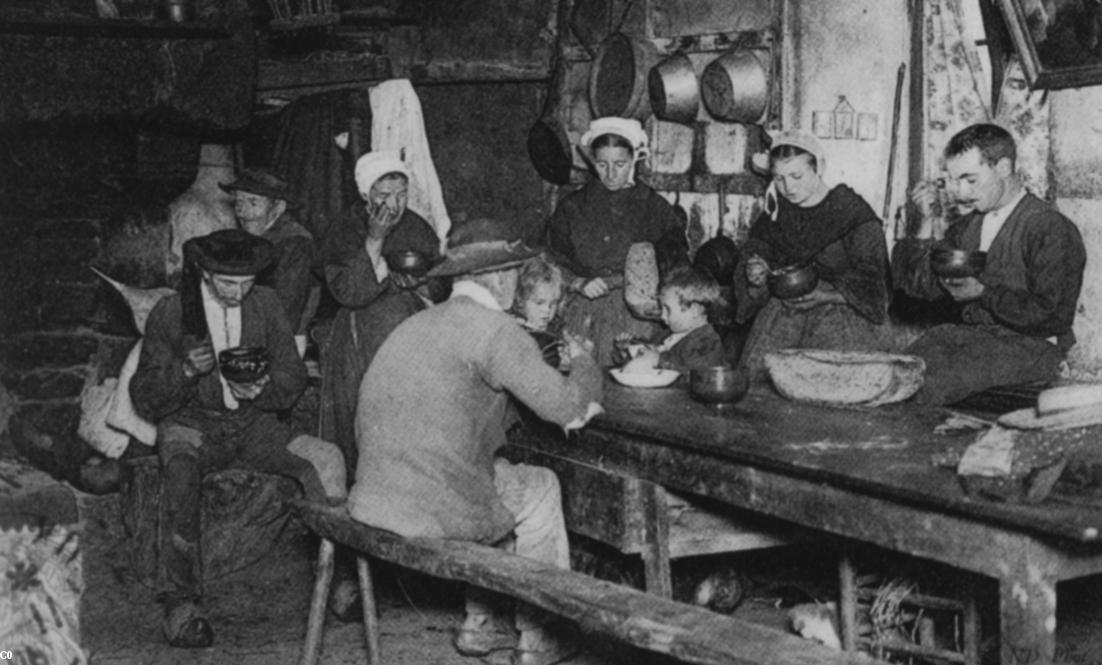 La table le centre des repas et des objets.