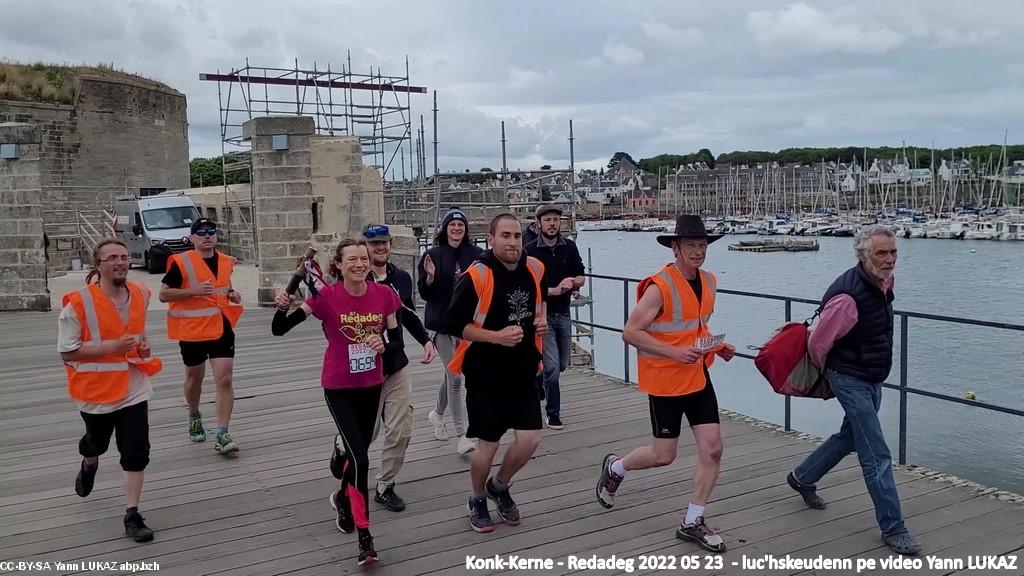 Konk-Kerne. Au sortir de la Ville-Close : coureurs et coureuses (ils ont abordé les remparts par le chenal du port, via la navette maritime, et viennent de traverser la Ville Close, centre historique et touristique de Concarneau). Konk-Kerne. Au sortir de la Ville-Close : coureurs et coureuses (ils ont abordé les remparts par le chenal du port, via la navette maritime, et viennent de traverser la Ville Close, centre historique et touristique de Concarneau).