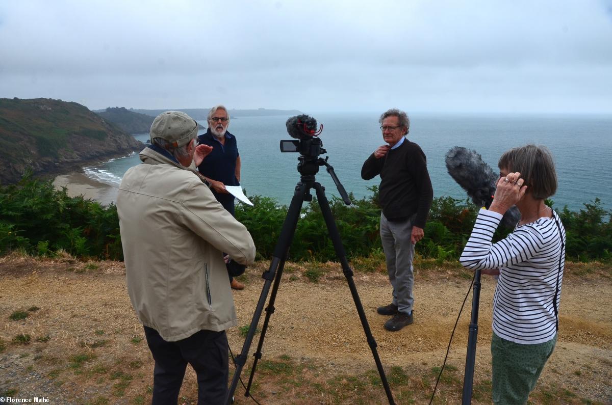 une partie de l'équipe en tournage sur les falaises de Plouha