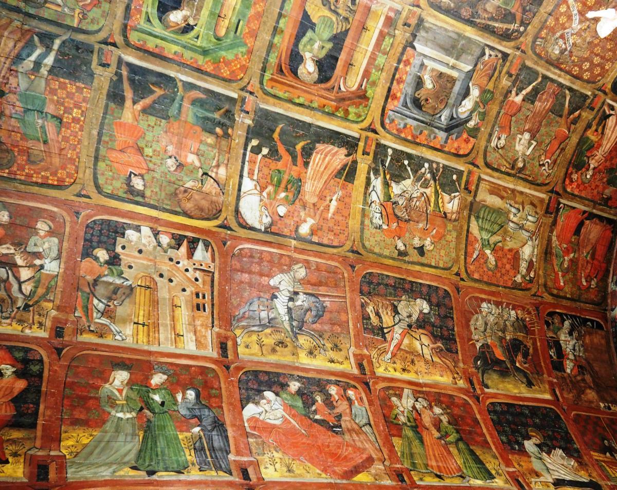 Le plafond rouge de la chapelle de Notre Dame du Tertre à Châtelaudren