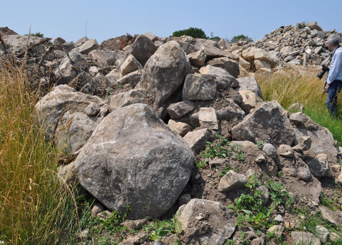 Ce qui reste du site archéologique dit Chemin de Montauban après sa destruction (photo Sites et Monuments) https://www.sitesetmonuments.org/dysfonctionnements-a-la-pelle-a-carnac