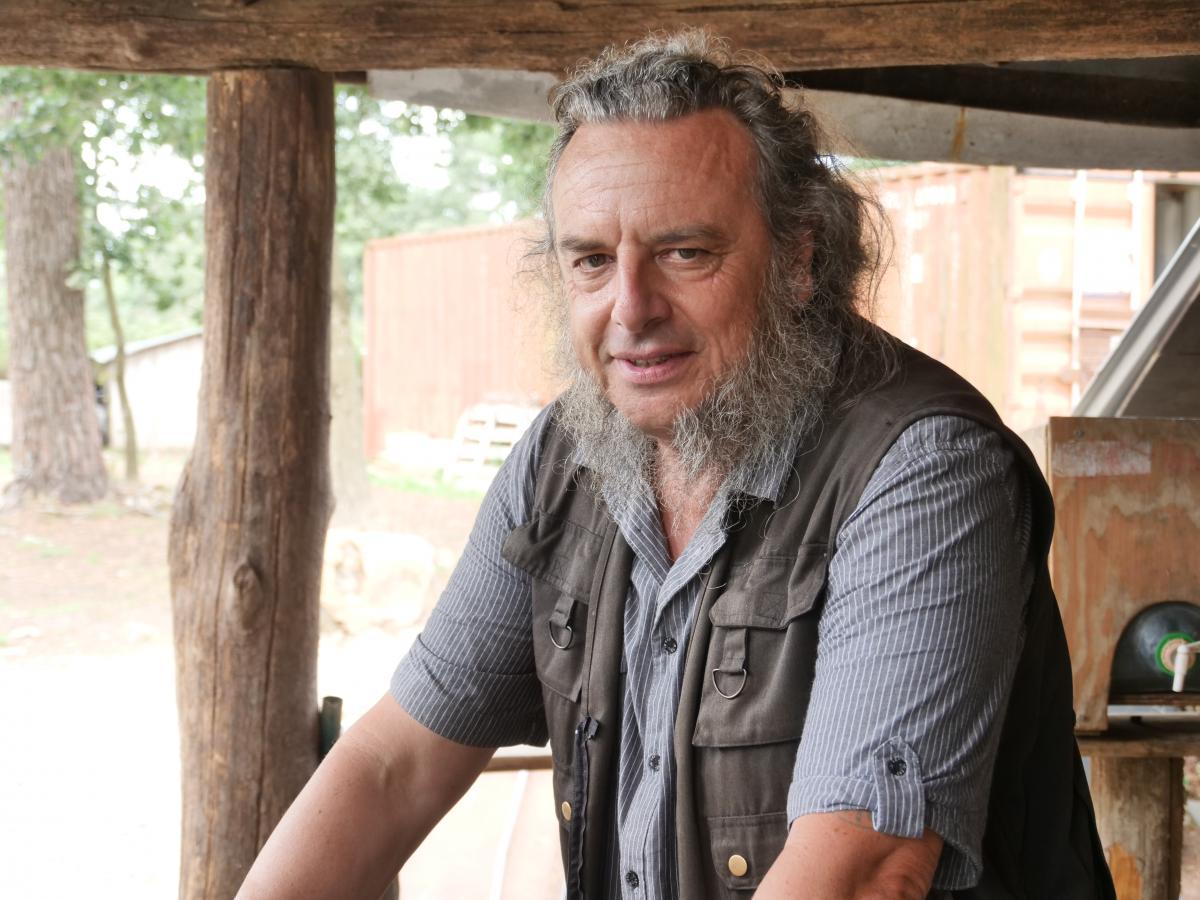 Jean-Loup Le Cuff : Militant associatif, il est le président de l'association Musée Archipel Breton (MAB), défenseur du site de la bataille de Saint-Aubin du Cormier (résistance au projet de centre d'enfouissement de déchets sur ce lieu historique). Il gère depuis 2003 la SCI Koad Sav Pell, qui a acheté 4,5 ha des landes d'Uzel sur l'épicentre du champ de la bataille de Saint-Aubin du Cormier, en vue d'en faire un parc de sculptures-mémorial de l'histoire de Bretagne. De nombreux blocs de granit y ont déjà été érigés en Nominoé, Alain Barbe Torte ou la duchesse Anne.