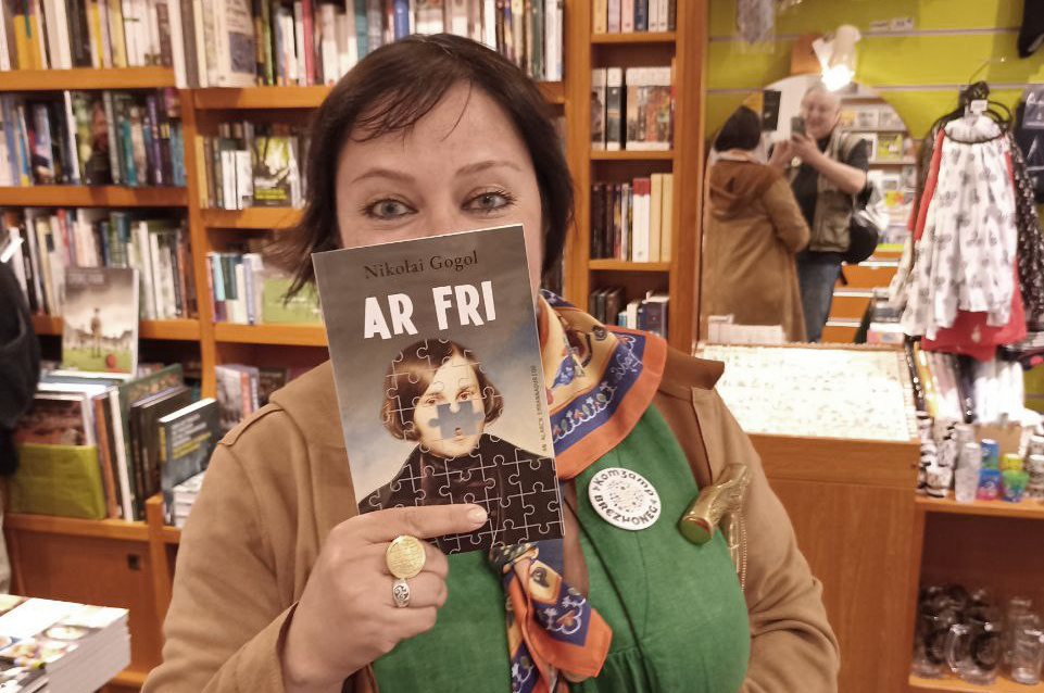 Dizoloet en deus Anna Mouradova, en Oriant, al levr "Ar fri", skrivet gant Gogol ha bet troet e brezhoneg ganti.