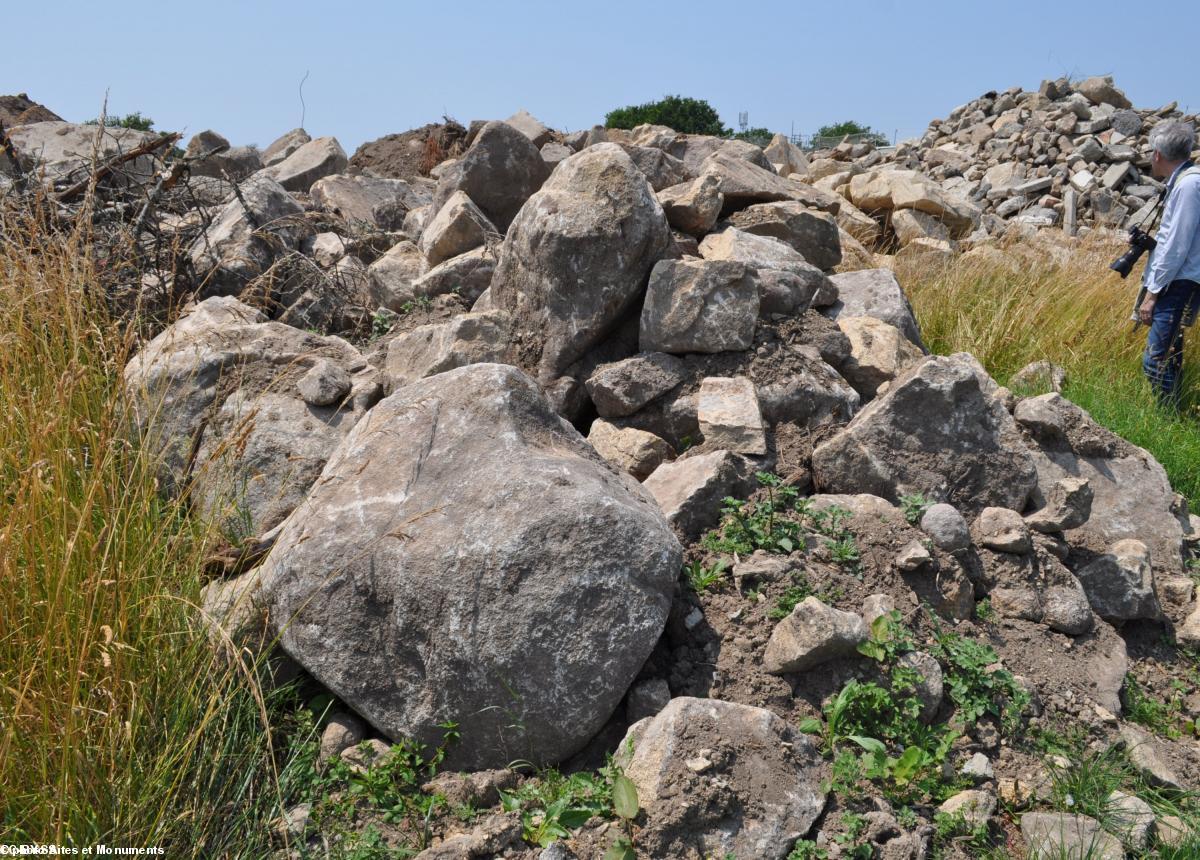 ce qui reste du site archéologique dit Chemin de Montauban après sa destruction (photo Sites et Monuments)