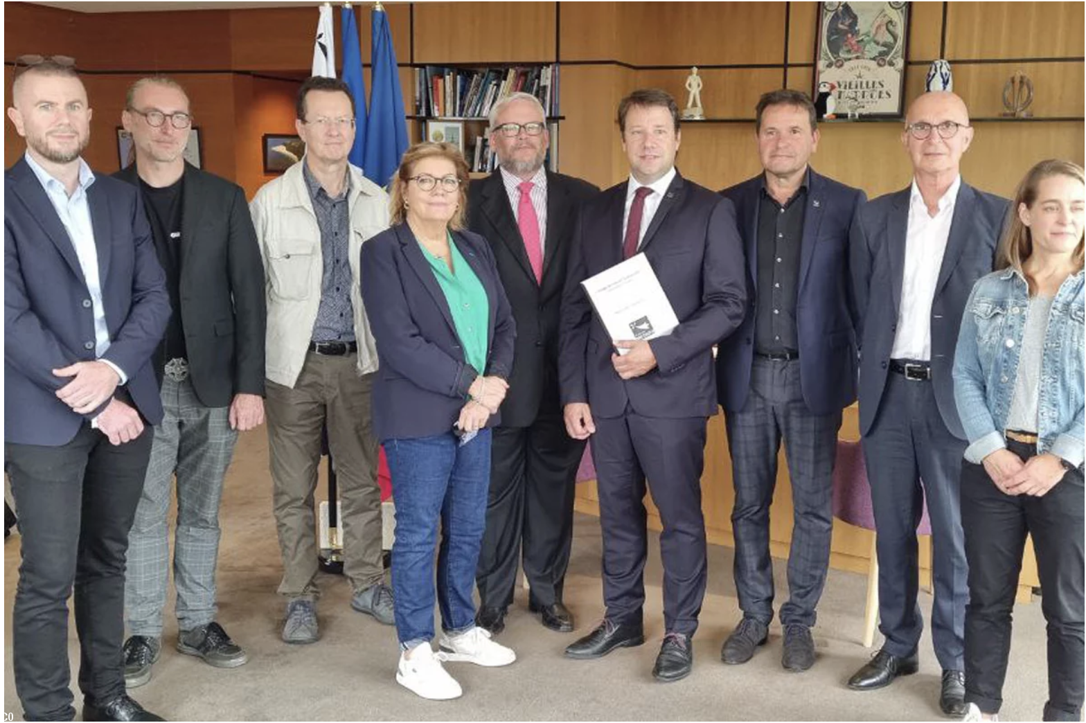 En septembre dernier le groupe de travail remettait son rapport sur l'autonomie au Président de la région Bretagne (photo NHU)