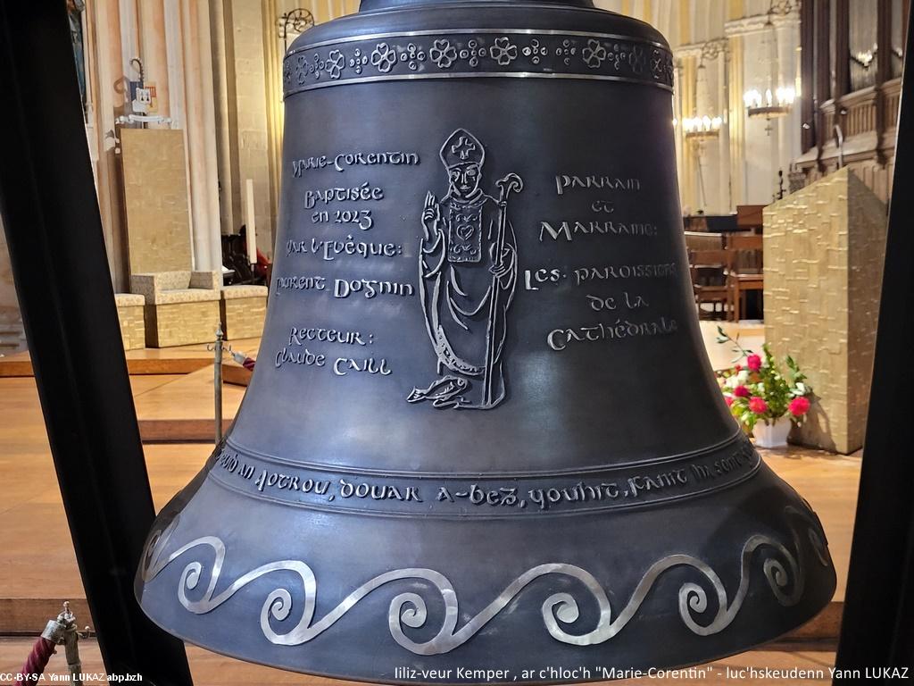 Ar c'hloc'h "Marie-Corentin" diskouezet e-barzh Iliz-Veur Kemper, outañ ur frazenn e brezhoneg (diwar Salm 97 ,4).