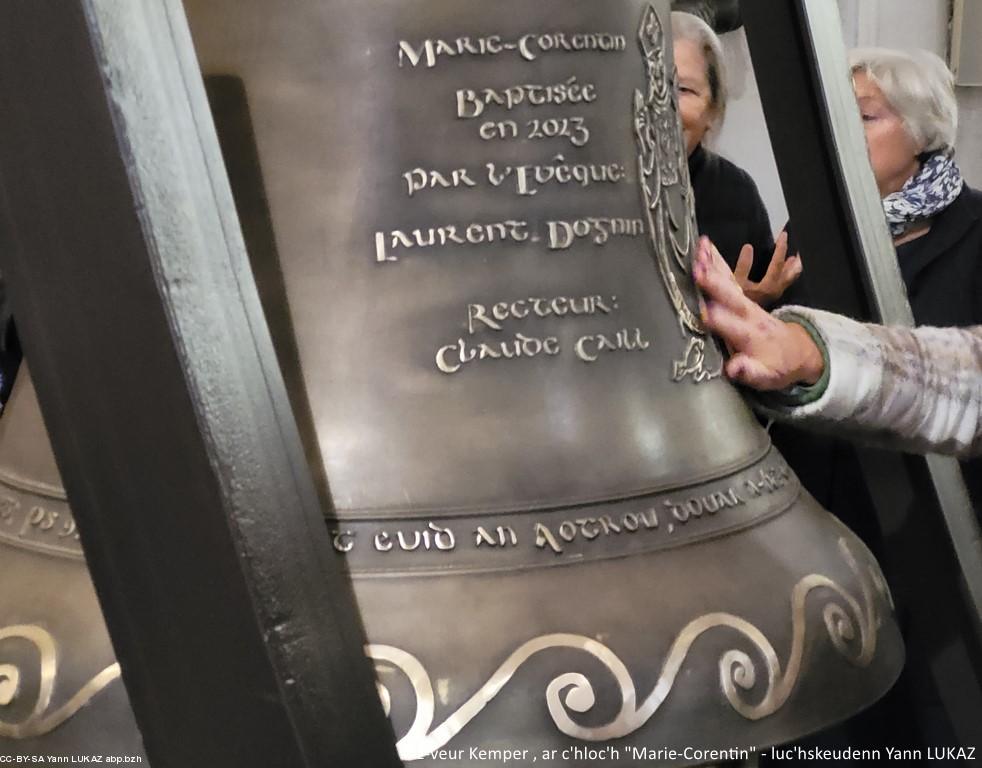 Ar c'hloc'h "Marie-Corentin" - Iliz-veur Sant Kaourintin e Kemper - 15 Here 2023.  Diwisket eo ar c'hloc'h e dibenn al lid, pa veze gantañ ur sae-vadeziant wenn e penn-kentañ an overenn.